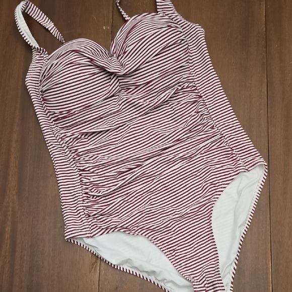 NIPTUCK multifit Sz 10 With Cup Size Maroon White One Piece - Picture 1 of 3
